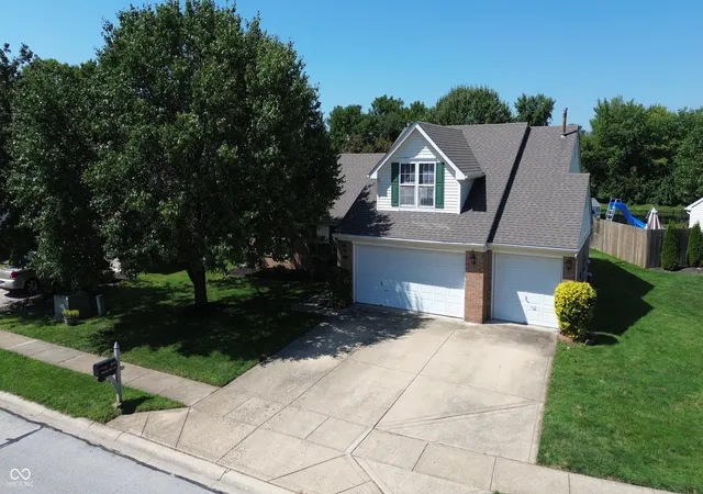 Photo 3 of Single family home for sale at 804 Weeping Way Ln, Avon, IN 46123 | MLS# 22123484 | Listing updated on 2026-09-22