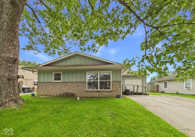 Photo 2 of Sale Pending at 4 White Oak Ct, Hartford City, IN 47348 | MLS# 22123501 | Listing updated on 2026-09-15
