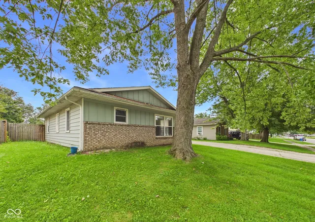 Photo 3 of Sale Pending at 4 White Oak Ct, Hartford City, IN 47348 | MLS# 22123501 | Listing updated on 2026-09-15