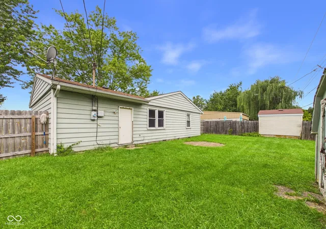 Photo 3 of Sale Pending at 4 White Oak Ct, Hartford City, IN 47348 | MLS# 22123501 | Listing updated on 2026-09-15