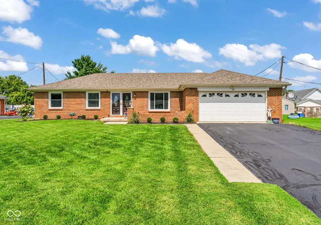 Photo 1 of Single family home for sale at 40 Circle Dr, Monrovia, IN 46157 | MLS# 22123506 | Listing updated on 2026-10-06