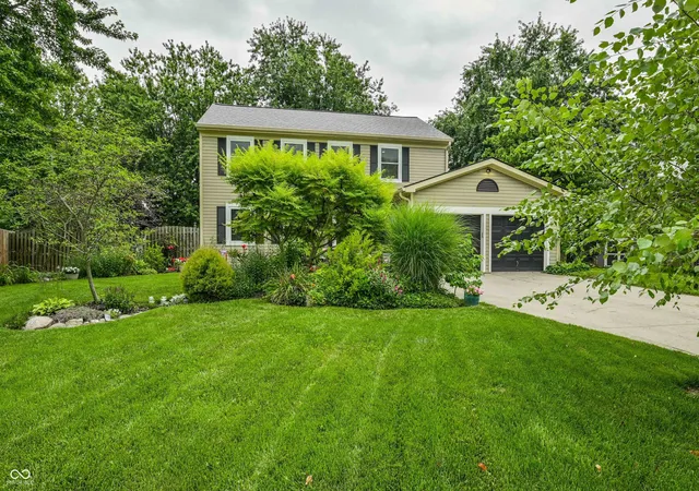 Photo 2 of Single family home for sale at 909 Farmview Ln, Carmel, IN 46032 | MLS# 22123526 | Listing updated on 2026-09-18