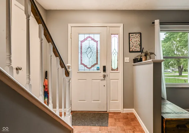Photo 4 of Sale Pending at 909 Farmview Ln, Carmel, IN 46032 | MLS# 22123526 | Listing updated on 2026-10-05