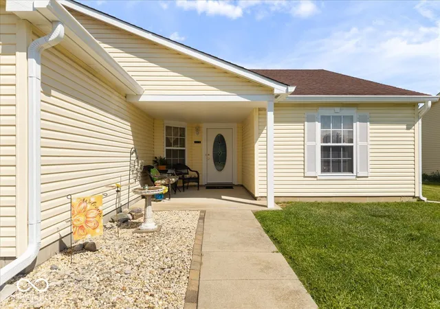 Photo 3 of Single family home for sale at 901 Runnymede Dr, Greenfield, IN 46140 | MLS# 22123650 | Listing updated on 2026-09-19