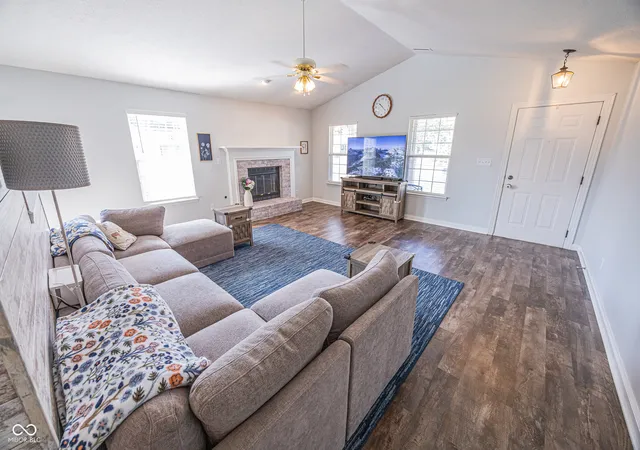 Photo 4 of Sale Pending at 1 Rosecrans Ct, Brownsburg, IN 46112 | MLS# 22123940 | Listing updated on 2026-09-10