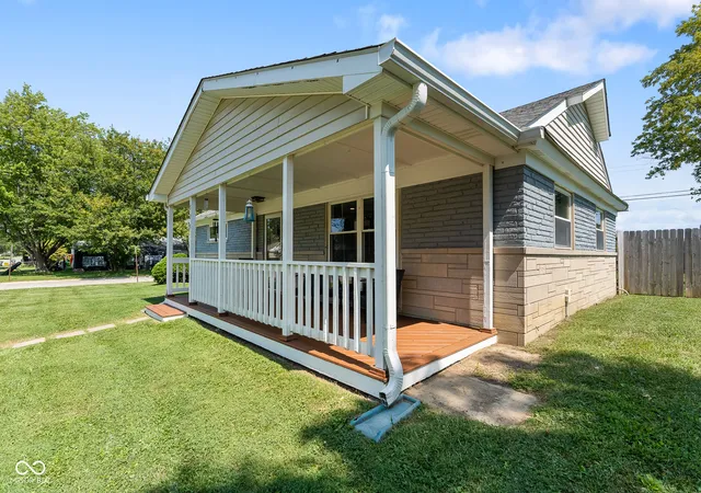 Photo 3 of Sale Pending at 529 Park Dr, Greenwood, IN 46143 | MLS# 22123970 | Listing updated on 2026-09-11
