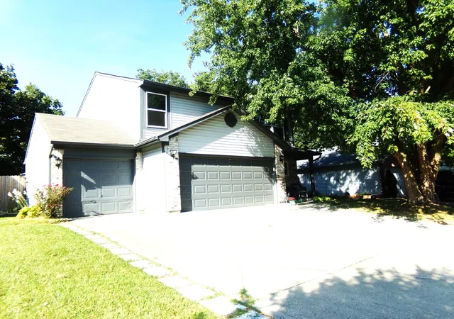 Photo 3 of Sale Pending at 8922 Lighthorse Dr, Indianapolis, IN 46231 | MLS# 22124063 | Listing updated on 2026-09-11