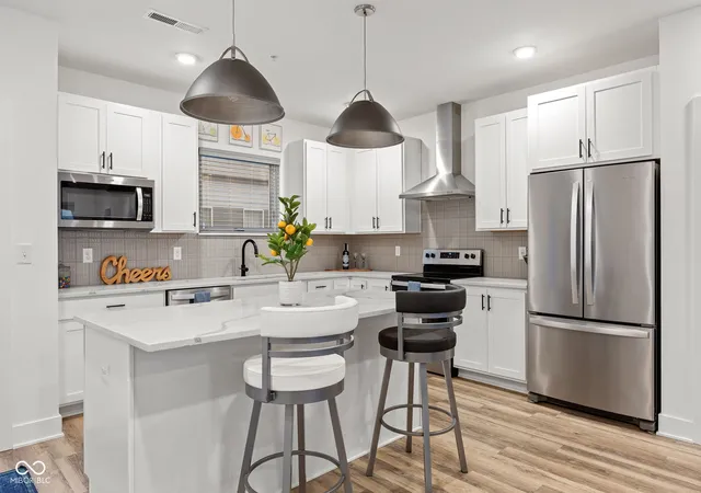 Photo 3 of Condo for sale at 727 N Illinois St #204, Indianapolis, IN 46204 | MLS# 22124128 | Listing updated on 2026-09-11