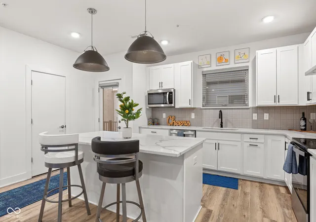 Photo 4 of Condo for sale at 727 N Illinois St #204, Indianapolis, IN 46204 | MLS# 22124128 | Listing updated on 2026-09-11