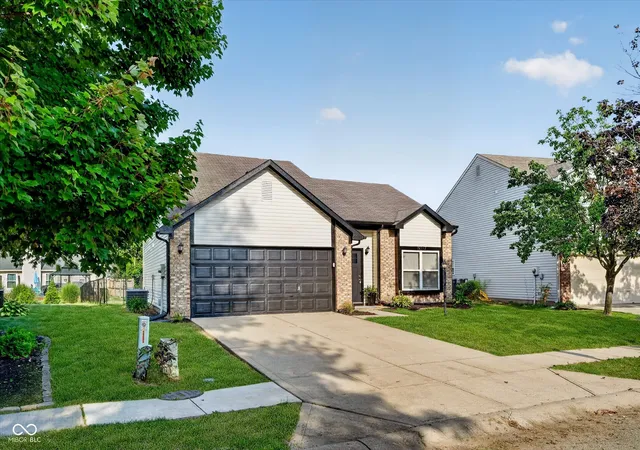 Photo 2 of Single family home for sale at 19277 Fox Chase Dr, Noblesville, IN 46062 | MLS# 22124243 | Listing updated on 2026-09-23