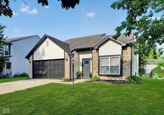 Photo 3 of Single family home for sale at 19277 Fox Chase Dr, Noblesville, IN 46062 | MLS# 22124243 | Listing updated on 2026-09-23