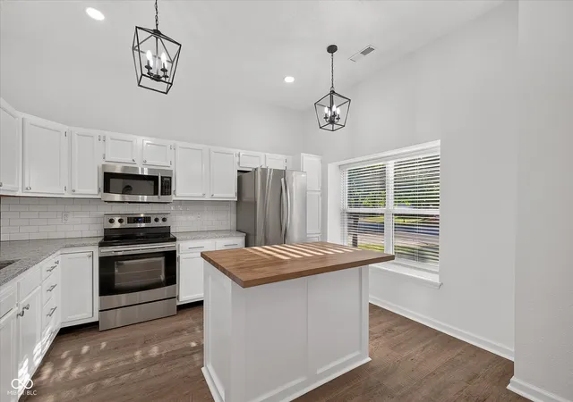 Photo 4 of Single family home for sale at 19277 Fox Chase Dr, Noblesville, IN 46062 | MLS# 22124243 | Listing updated on 2026-09-23