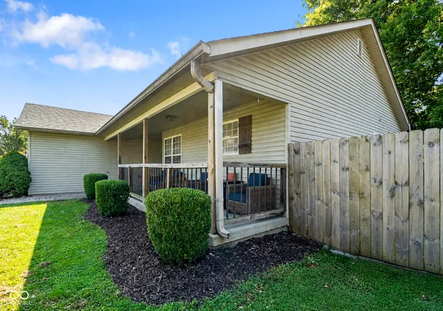 Photo 2 of Single family home for sale at 1401 Fox Ridge Dr, Shelbyville, IN 46176 | MLS# 22124247 | Listing updated on 2026-09-28