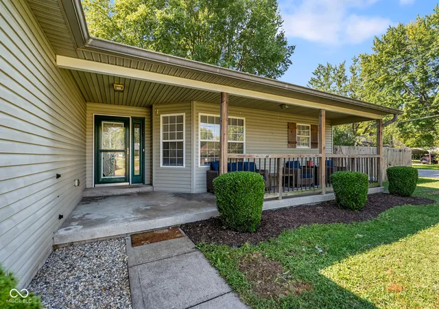 Photo 3 of Single family home for sale at 1401 Fox Ridge Dr, Shelbyville, IN 46176 | MLS# 22124247 | Listing updated on 2026-09-28