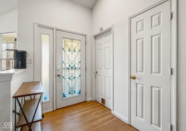 Photo 3 of Single family home for sale at 1401 Fox Ridge Dr, Shelbyville, IN 46176 | MLS# 22124247 | Listing updated on 2026-10-27
