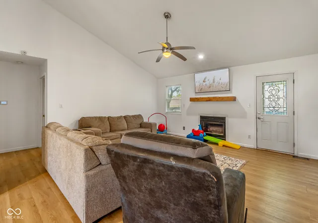 Photo 4 of Single family home for sale at 1401 Fox Ridge Dr, Shelbyville, IN 46176 | MLS# 22124247 | Listing updated on 2026-10-27
