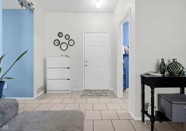 Photo 3 of Single family home for sale at 3087 Rolling Knoll Ln, Columbus, IN 47201 | MLS# 22124295 | Listing updated on 2026-09-11