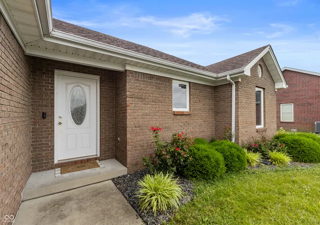 Photo 2 of Single family home for sale at 4623 Ashwood Dr, Seymour, IN 47274 | MLS# 22124310 | Listing updated on 2026-09-15