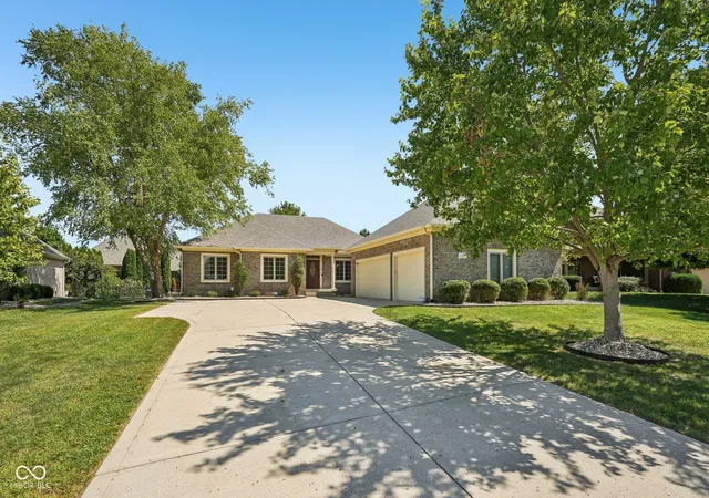 Photo 3 of Single family home for sale at 2819 Bloomsbury S, Greenwood, IN 46143 | MLS# 22124368 | Listing updated on 2026-09-25