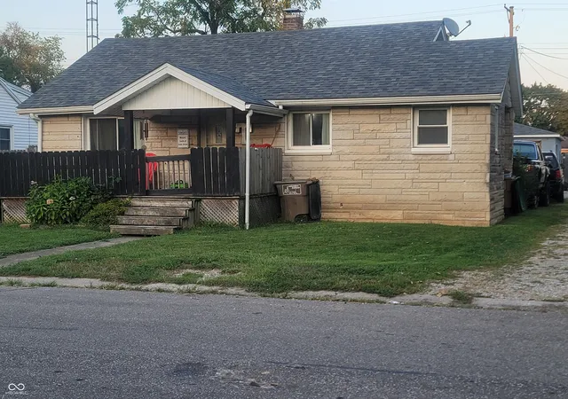 Photo 1 of Single family home for sale at 121 Jones St, Columbus, IN 47201 | MLS# 22124380 | Listing updated on 2026-09-10