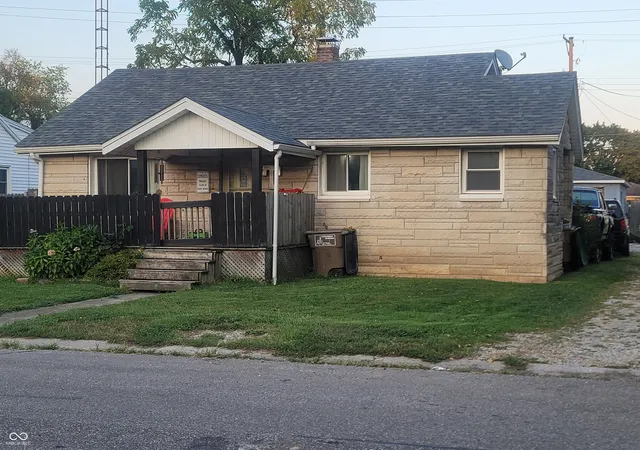 Photo 2 of Single family home for sale at 121 Jones St, Columbus, IN 47201 | MLS# 22124380 | Listing updated on 2026-09-10