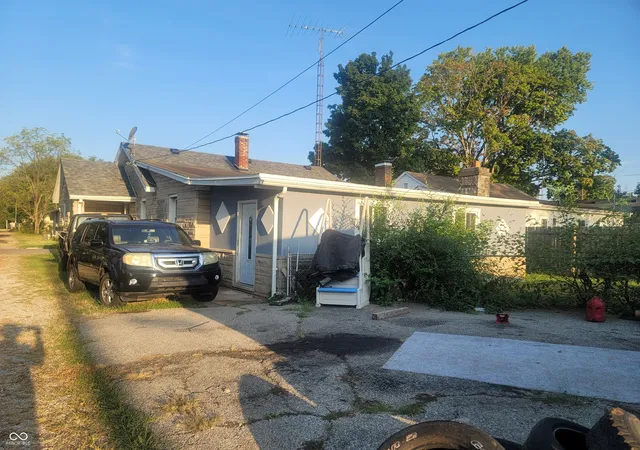 Photo 3 of Single family home for sale at 121 Jones St, Columbus, IN 47201 | MLS# 22124380 | Listing updated on 2026-09-10
