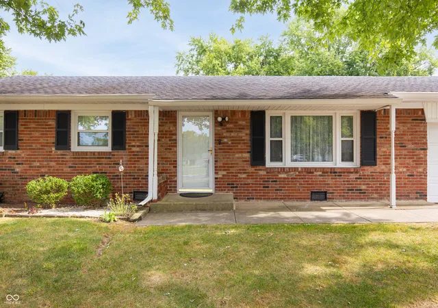 Photo 4 of Sale Pending at 3024 Marywood Ct, Indianapolis, IN 46227 | MLS# 22124491 | Listing updated on 2026-09-30