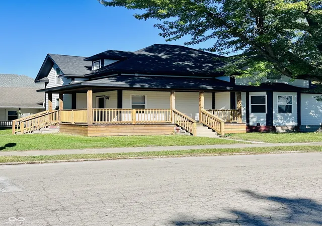 Photo 3 of Sale Pending at 902 W Charles St, Muncie, IN 47305 | MLS# 22124707 | Listing updated on 2026-09-26