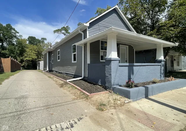 Photo 3 of Single family home for sale at 626 W Franklin St, Shelbyville, IN 46176 | MLS# 22124780 | Listing updated on 2026-09-26