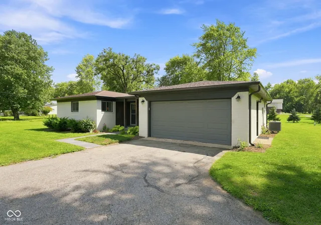 Photo 3 of Sale Pending at 102 Waterman Dr, Noblesville, IN 46060 | MLS# 22124830 | Listing updated on 2026-09-18