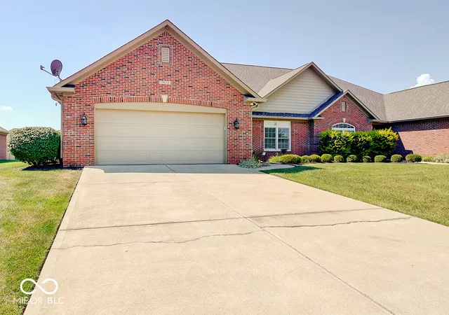 Photo 1 of Single family home for sale at 2814 Stones Bay Dr, Greenwood, IN 46143 | MLS# 22124832 | Listing updated on 2026-09-10