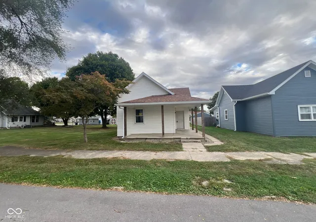 Photo 3 of Single family home for sale at 2312 S B St, Elwood, IN 46036 | MLS# 22124844 | Listing updated on 2026-09-29