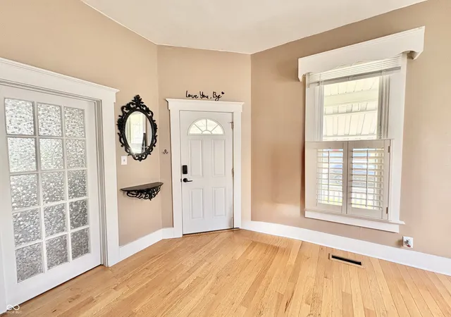 Photo 4 of Single family home for sale at 422 W Mechanic St, Shelbyville, IN 46176 | MLS# 22124946 | Listing updated on 2026-10-20