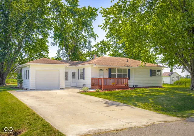 Photo 2 of Sale Pending at 2874 S Oakland Dr, Shelbyville, IN 46176 | MLS# 22125000 | Listing updated on 2026-09-29