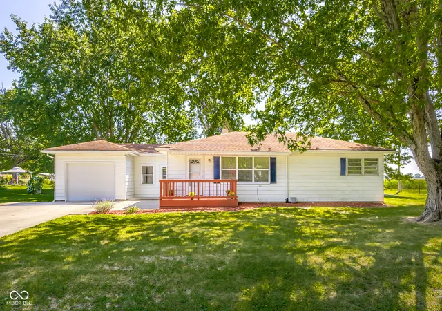 Photo 3 of Sale Pending at 2874 S Oakland Dr, Shelbyville, IN 46176 | MLS# 22125000 | Listing updated on 2026-09-29