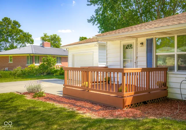 Photo 3 of Sale Pending at 2874 S Oakland Dr, Shelbyville, IN 46176 | MLS# 22125000 | Listing updated on 2026-09-29