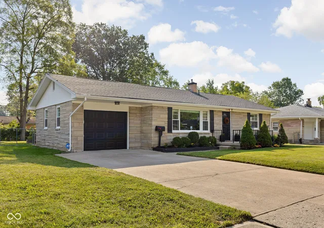 Photo 3 of Sale Pending at 333 Brookside Ln, Plainfield, IN 46168 | MLS# 22125068 | Listing updated on 2026-09-14