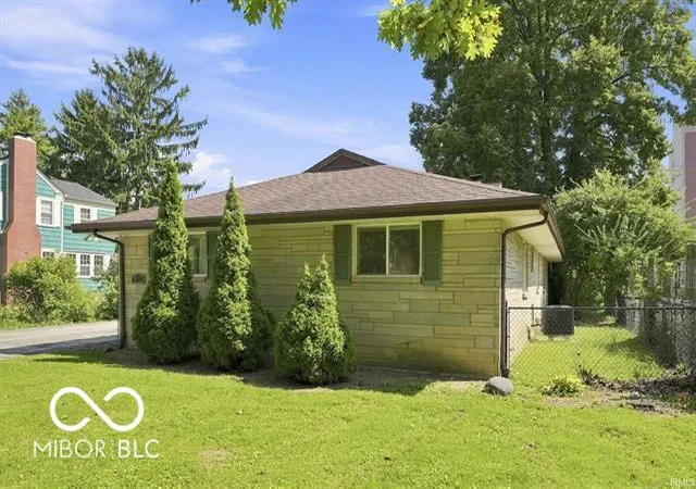 Photo 2 of Single family home for sale at 912 N Warwick Dr, Muncie, IN 47304 | MLS# 22125074 | Listing updated on 2026-09-10