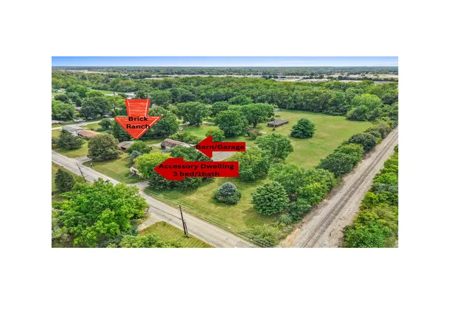 Photo 2 of Sale Pending at 917 W Hanna Ave, Indianapolis, IN 46217 | MLS# 22125199 | Listing updated on 2026-09-23