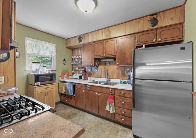 Photo 3 of Sale Pending at 917 W Hanna Ave, Indianapolis, IN 46217 | MLS# 22125199 | Listing updated on 2026-10-27