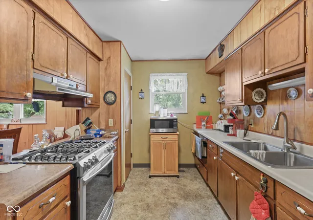 Photo 4 of Sale Pending at 917 W Hanna Ave, Indianapolis, IN 46217 | MLS# 22125199 | Listing updated on 2026-10-27