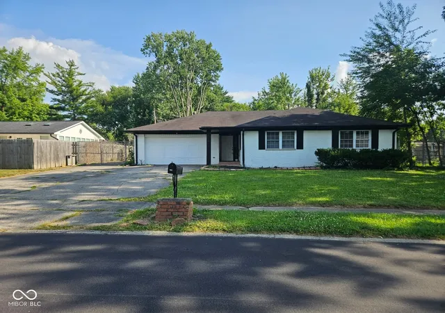Photo 2 of Sale Pending at 1641 Horizon Ln, Indianapolis, IN 46260 | MLS# 22125264 | Listing updated on 2026-09-15