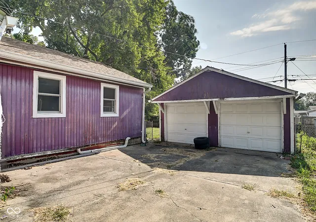 Photo 3 of Sale Pending at 3333 S Mooresville Rd, Indianapolis, IN 46221 | MLS# 22125319 | Listing updated on 2026-10-16