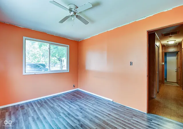 Photo 4 of Sale Pending at 3333 S Mooresville Rd, Indianapolis, IN 46221 | MLS# 22125319 | Listing updated on 2026-10-16