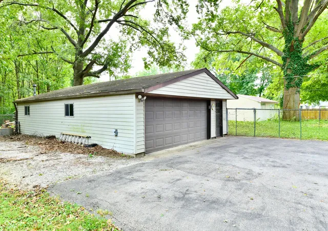 Photo 3 of Single family home for sale at 2051 N Avon, Avon, IN 46123 | MLS# 22125335 | Listing updated on 2026-10-28