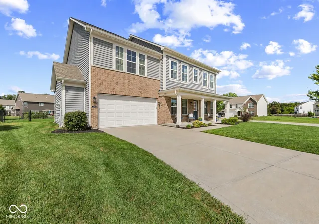 Photo 1 of Single family home for sale at 1304 Glen Cyn Dr, Greenwood, IN 46143 | MLS# 22125364 | Listing updated on 2026-09-15
