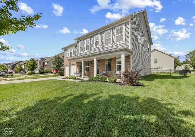 Photo 2 of Single family home for sale at 1304 Glen Cyn Dr, Greenwood, IN 46143 | MLS# 22125364 | Listing updated on 2026-09-15