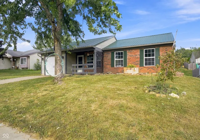 Photo 2 of Single family home for sale at 4865 Hunters Run, Columbus, IN 47201 | MLS# 22125368 | Listing updated on 2026-09-21