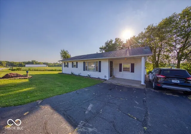 Photo 3 of Sale Pending at 6877 S 600 West, Edinburgh, IN 46124 | MLS# 22125421 | Listing updated on 2026-09-30