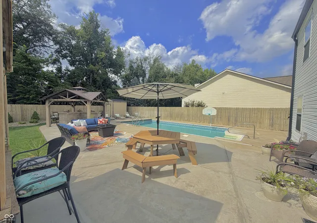 Photo 2 of Sale Pending at 6 Candlewood Ct, Brownsburg, IN 46112 | MLS# 22125440 | Listing updated on 2026-10-08